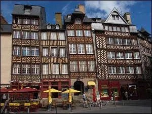 Capitale de Bretagne , cette ville pleine d'histoire abrite le place du champ Jacquet ou encore la rue de la soif , vous l'avez reconnue c'est :