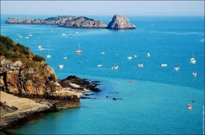 Connue pour ses huitres , sa gastronomie , ses plages et ses paysages, voici :