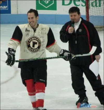 Lors d'une partie de hockey pour s'amuser, Chuck s'est fait couper un doigt (rien de bien grave) par l'autre membre de SP qui jouait. Qui est-ce ?