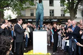 Cette statue, inaugure le 14 juin 2011 reprsentant une salopette est ddie ...