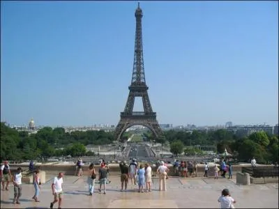 La tour Eiffel est le monument reprsentant la France. Elle fut construite par Gustave Eiffel en 2 ans. Combien pse-t-elle ?