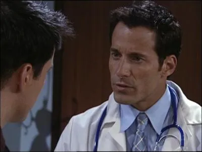 On a pu le remarquer dans 'Anaconda 2', 'Les Larmes du soleil' ou 'Mon voisin le tueur 2'. Comment se nomme l'acteur jouant Cash, collgue de Joey sur sa srie ?