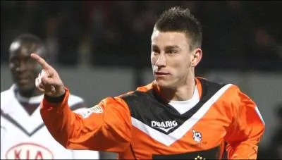 Quelle est la particularit de Laurent Koscielny lors de son premier match avec Arsenal ?