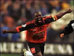 Dans quel club cossais Jean-Claude Darcheville a-t-il volu ?