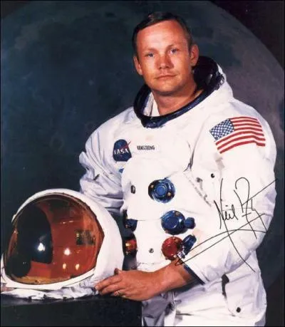 Quel est cet astronaute, le premier homme  avoir march sur la lune ?