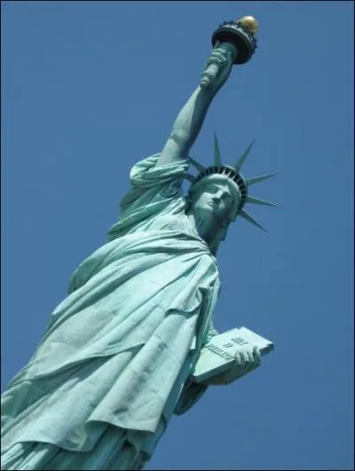 Btie en 1886, la statue de la Libert mesure 46m sans son socle. Retrouvez l'affirmation vraie la concernant.