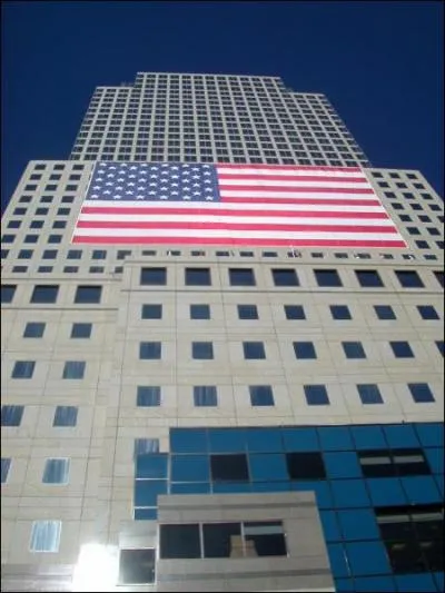 Pourquoi le drapeau amricain, appel 'Stars and Stripes', comporte-t-il 13 bandes horizontales ?