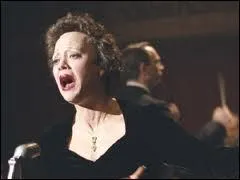 Qui interprte Edith Piaf dans le film ' La Mme' ?