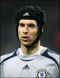 Quelle est la taille de Petr Cech ?