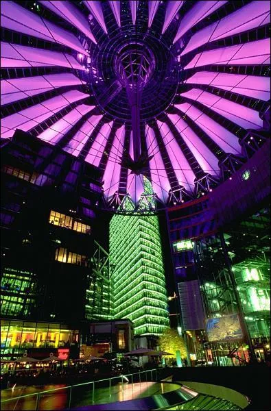 Renfermant des trsors de l'architecture moderne, comme le Sony Center, le  Band des Bundes  ou le muse juif, je suis la ville de