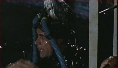 Dans quel James Bond Sean Connery sort-il de l'eau en tenue de plonge, avec une mouette en guise de camouflage sur son casque et un smoking sous sa combinaison ?