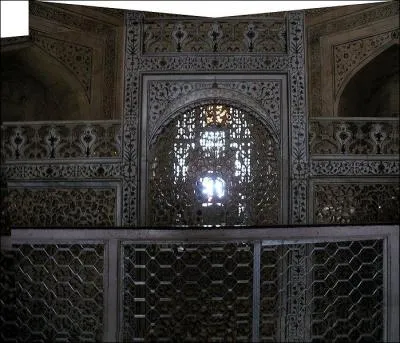 Envisageait-on,  l'poque, de construire sa rplique exacte en noir, de l'autre ct de la rivire ?