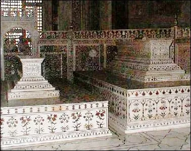 A l'intrieur, les murs et cloisons sont incrusts de nombreuses pierres fines et semi-prcieuses, combien ?