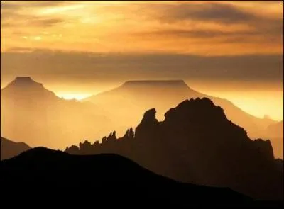 Le point culminant du site du Hoggar est le mont Tahat d'origine volcanique qui fait :