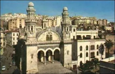 Ce monument datant du XVII sicle, dot d'une faade au croisement de formes no-mauresques et no-byzantines tait  l'origine :