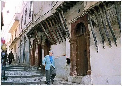 De combien de portes taient percs les remparts entourant la vieille ville d'Alger ?