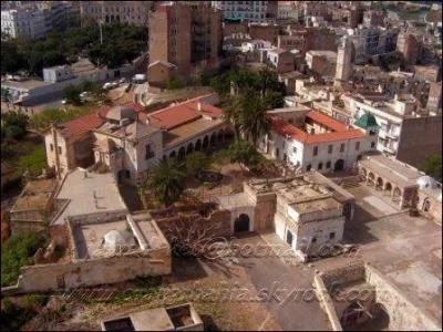 A Oran, le palais du Bey fut rig  l'intrieur de :