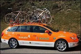 Combien de vlos complets sont disponible sur le toit de la voiture de l'quipe ?