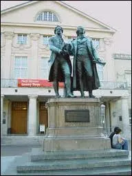 Dans quelle ville se trouve cette statue de Goethe et Schiller ?