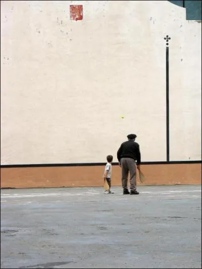 Pourquoi les villages basques possdent-ils un fronton ?