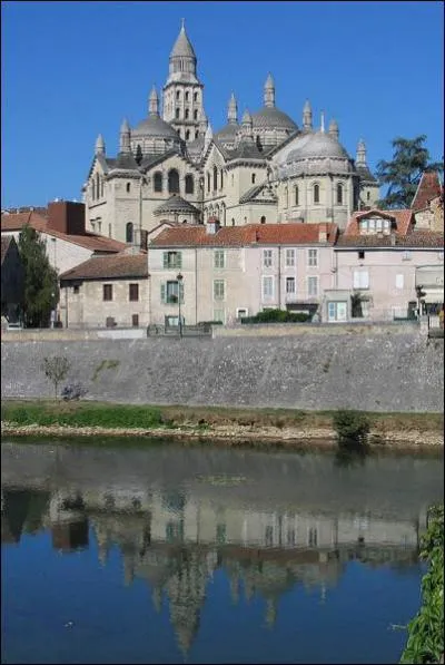 Quelle est cette ville orne par la cathdrale Saint Front ?