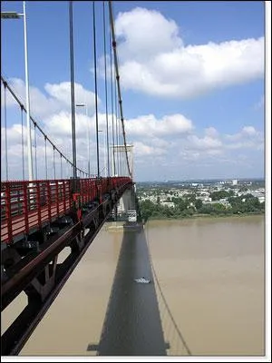 Quel est ce pont suspendu sur la rocade de Bordeaux ?
