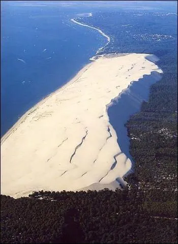 Quelle dune situe dans les Landes est la plus grande du monde (2, 7km de long et 105 m de haut) ?