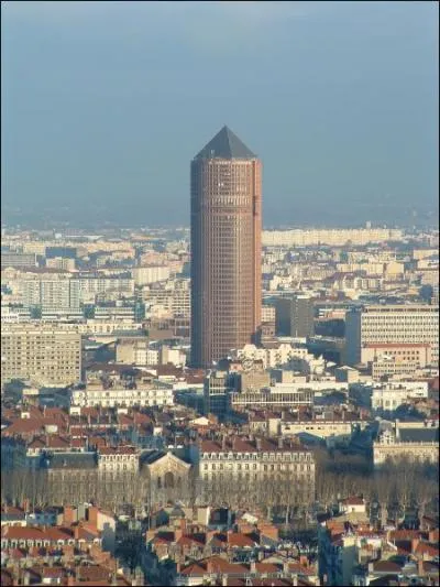 Comment s'appelle l'unique gratte-ciel de Lyon, haut de 165 mtres ?
