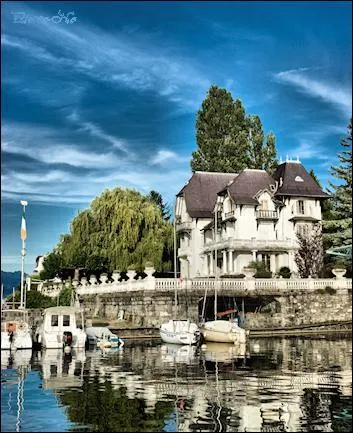 Quelles villes connues pour leurs eaux de source trouve-t-on au bord de ce grand lac ?