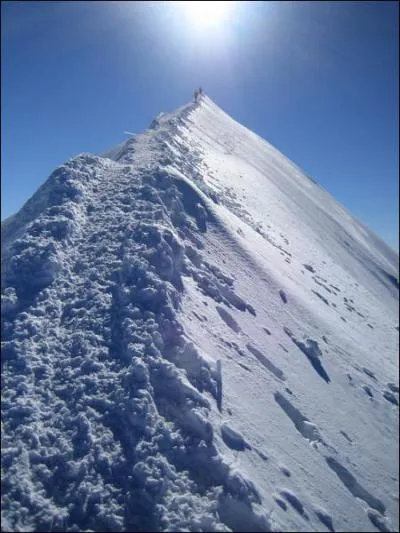 Quelle est l'altitude du Mont Blanc, sommet le plus haut de l'Union Europenne ?