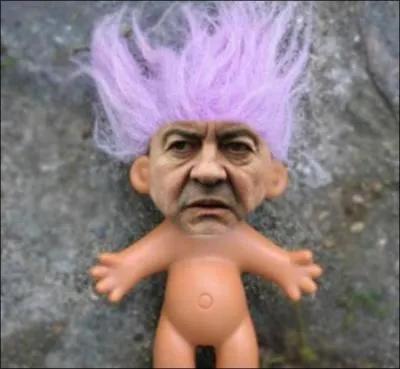 Ses cheveux se dressent souvent sur sa tte :