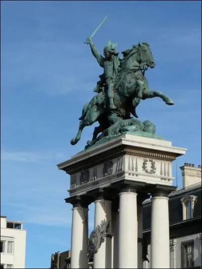 Quel hros de l'histoire de France tait auvergnat et a une statue  son effigie  Clermont-Ferrand ?