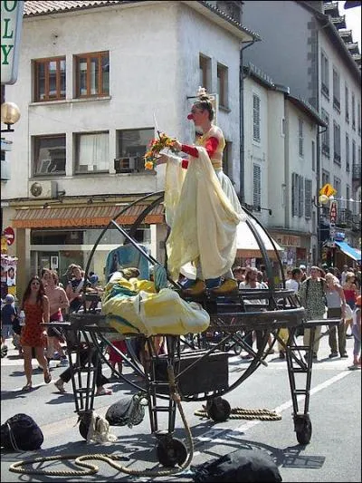 A quel spectacle assiste-t-on lors du festival d'Aurillac au mois d'aot ?