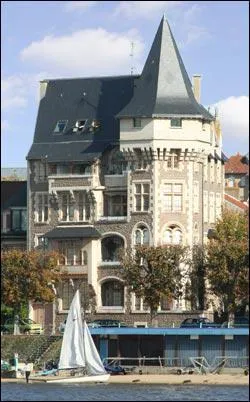 Quelles villes connues pour leurs eaux minrales se trouvent en Auvergne ?