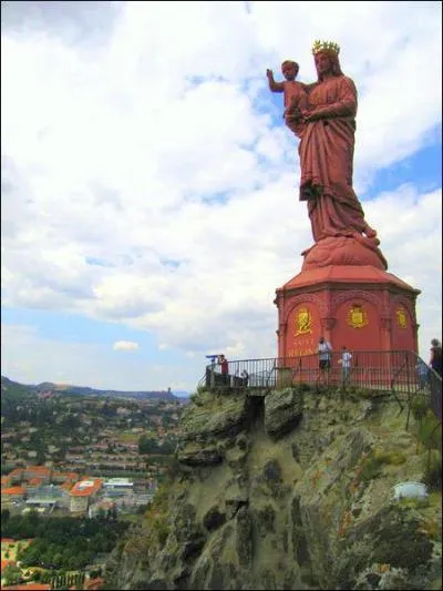 Dans quelle ville peut-on admirer la statue de Notre-Dame de France, haute de 16m et fabique avec le bronze des canons offerts par Napolon III ?