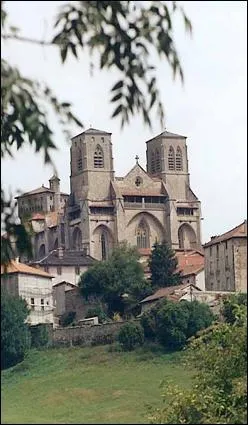 Quelle commune de Haute-Loire est clbre pour son architecture gothique et ses abbayes du XIIme sicle ?