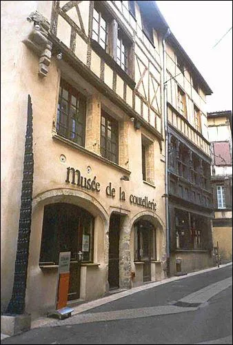 Quelle est la spcialit de la ville de Thiers ?