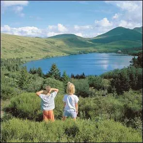 Quel parc naturel peut-on visiter dans la moiti Ouest de l'Auvergne ?