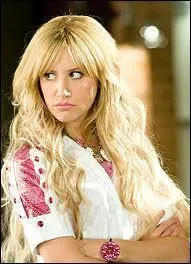 Dans HSM 3, qui se fait passer pour l'assistante de Sharpay ?