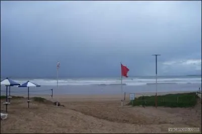 Que veut dire ce pavillon rouge au bord des plages ?