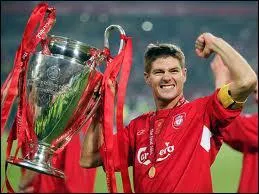 Rouge comme cette quipe de football anglaise voluant dans le stade d'Ansfield Road.