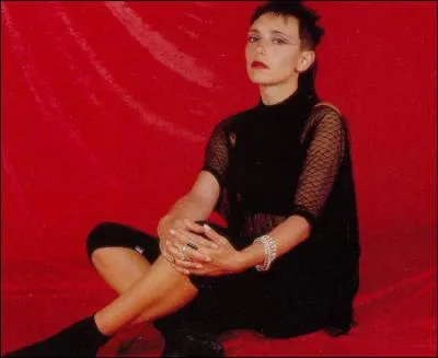Qui est cette chanteuse qui a interprt : ' En rouge et noir', dans les annes 80.