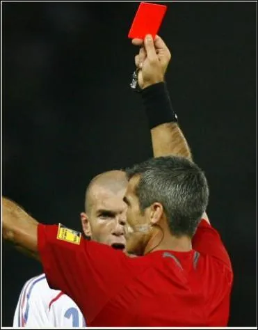 Quand l'arbitre d'un match de foot sort le carton rouge, le joueur qui le reoit est...
