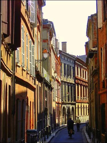 Combien d'habitants y a-t-il dans la ville de Toulouse (sans sa banlieue) ?