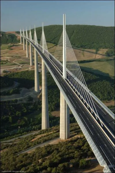 Quel grand pont suspendu surplombe la valle du Tarn, dans l'Aveyron ?