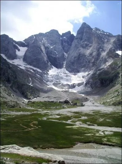 Quel est le plus haut sommet des Pyrnes franaises, avec prs de 3300m d'altitude ?