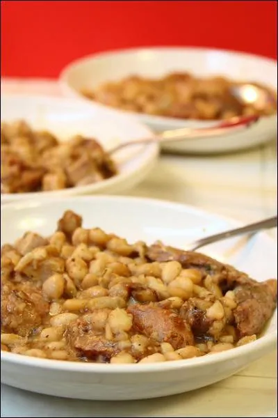 Une spcialit de la rgion est le cassoulet, plat  base de... ?