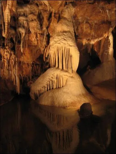 Quel est ce site prhistorique du Lot o l'on trouve des stalactites, des stalagmites et des outils primitifs ?
