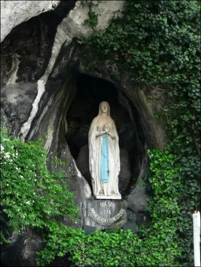 Quelle ville fait l'objet d'un plerinage depuis le XIXme sicle, suite  l'apparition de la Vierge dans une grotte ?