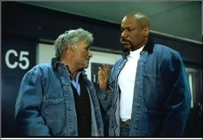 En 2002, dans quel film d'action 'muscl�' Peter Falk joue-t-il le r�le d'un vieux gangster au c�t� de Ving Rhames ?